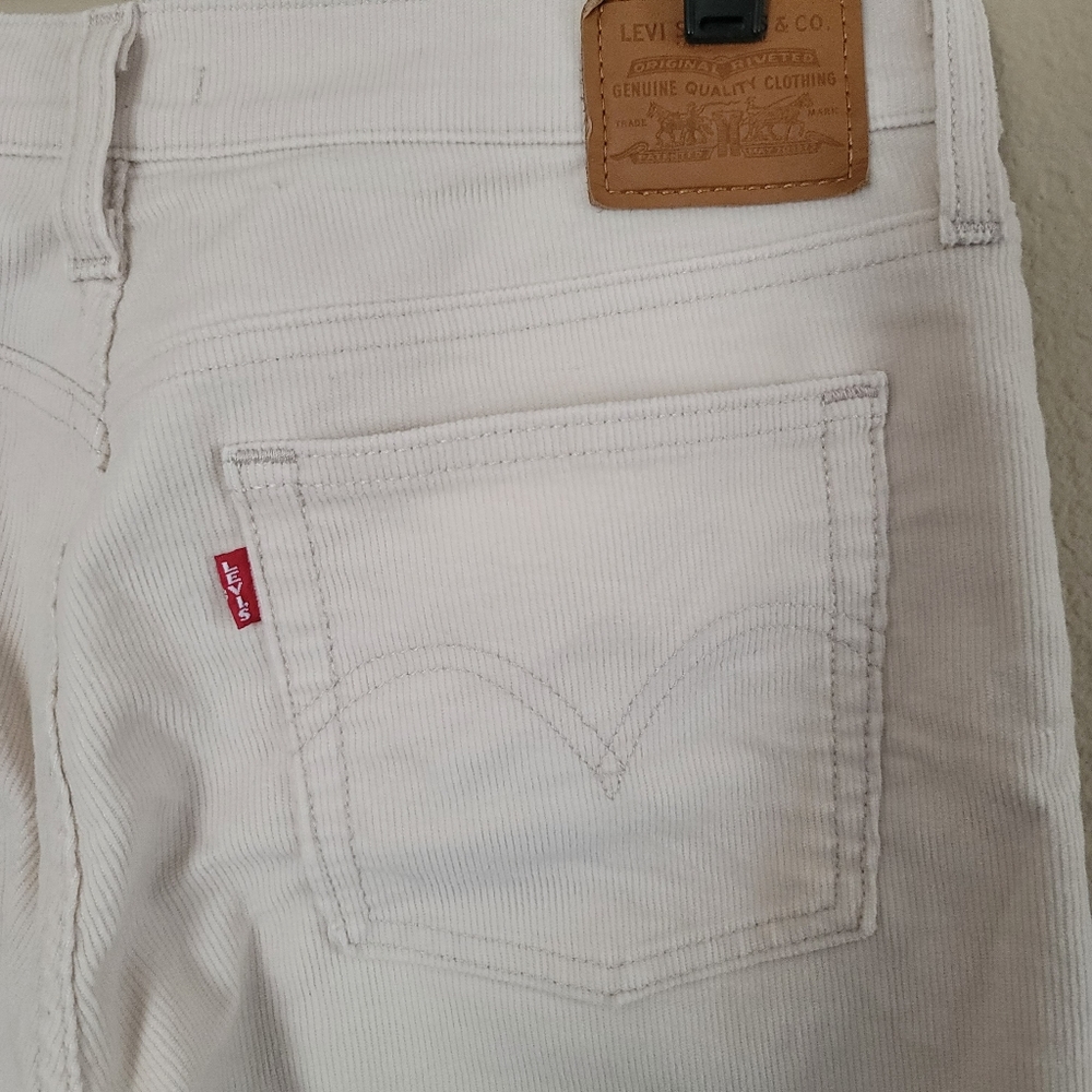 Levi's Wedgie Straight Ivory Corduroy High-Rise Cropped Pants - Picture 7 of 9